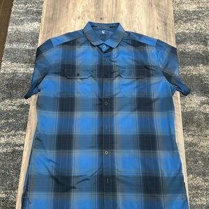 Men’s Size Large Kuhl short sleeve button up shirt